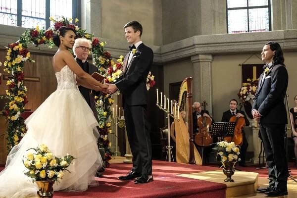 Candice Patton, William Katt, Grant Gustin, Carlos Valdes - Supergirl - Crisis on Earth-X, Part 1 - Z filmu
