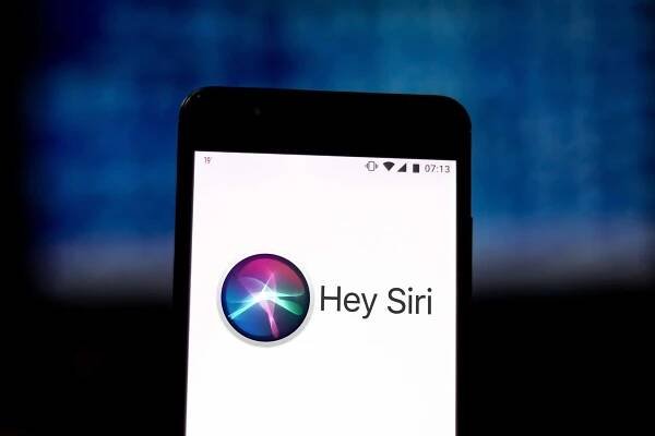 19. srpna 2019, Brazílie. Na této fotce je logo Siri zobrazeno na smartphone — Stock obrázek