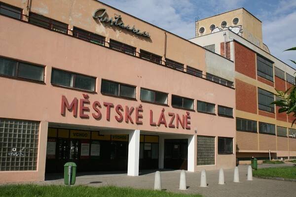 Soubor:Městské lázně Zábrdovice celek.jpg