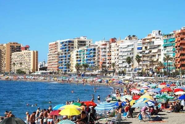 FUENGIROLA, ŠPANĚLSKO - 12. srpna 2008 - Rekreační dovolená na pláži s hotely a apartmány vzadu, Fuengirola, Španělsko - 12. srpna 2008 — Stock obrázek