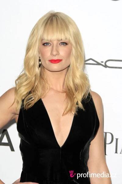 Beth Behrs - celebrity účes - HappyHair