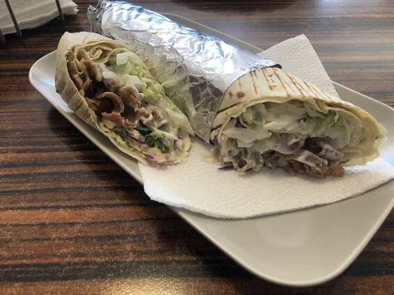 Dürüm kebab s masem a salátem, kebab talíř s hranolky a nápoj