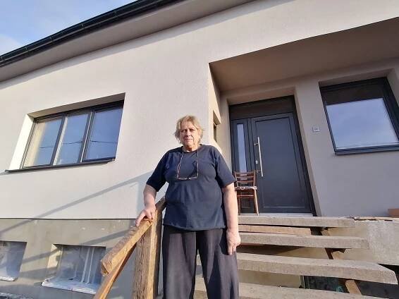 Dana Svobodová před stejným domem v Lužicích šest měsíců poté