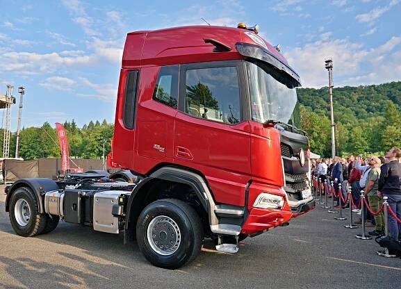 Tatra představuje nový náklaďák! Phoenix je digitální, vyspí se v něm dva lidé a projede úplně vším