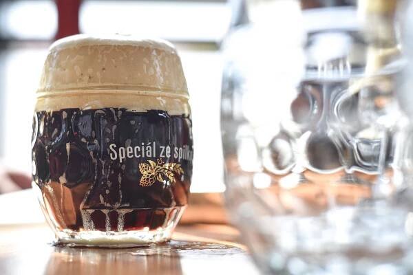 VIDEO: Černé pivo Ostravaru nabírá na síle. A zůstane v hospodách