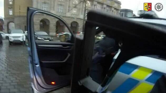 Střelbou na Karlově univerzitě se zabývá GIBS, prověří zásah policie - iDNES.cz