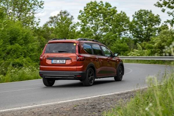 Nejlepší auto pro rodiny s utaženým rozpočtem: Nová Dacia Jogger vs. ojetá Dacia Lodgy