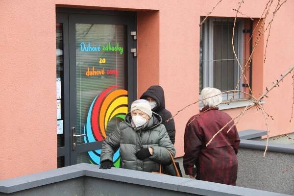 Věneček za 8Kč, punčový řez za 7. Na zákusky ze Štursovky stojí dlouhé fronty