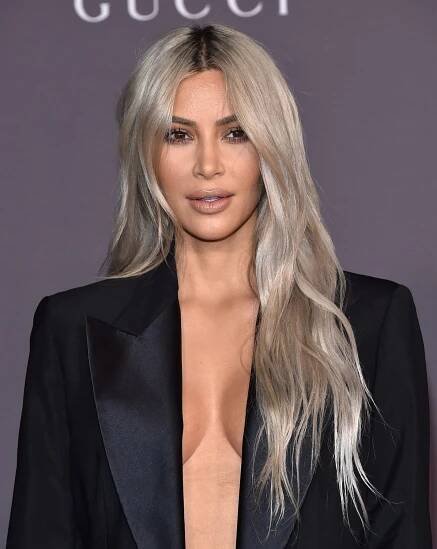 Kim Kardashian posunula sexy trend na vyšší úroveň: Sako, pod nímž neměla podprsenku, nechala rozepnuté