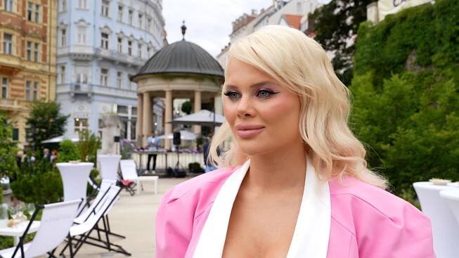 Česká Barbie vystavila ve Varech své silikonové desítky: První večer byla k nepoznání