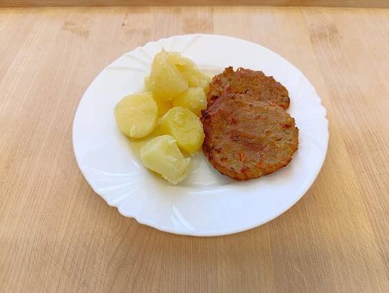 Tuňákové placičky, vařené brambory