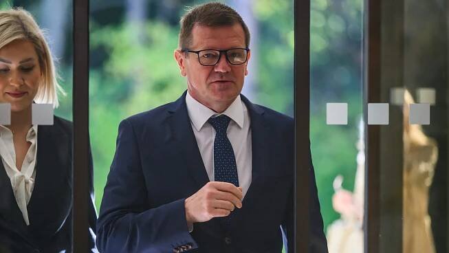 Na snímke podpredseda vlády SR pre Plán obnovy a odolnosti a využívanie eurofondov Peter Kmec (Hlas-SD) prichádza na 55. schôdzu vlády SR v Bratislave 15. októbra 2024.