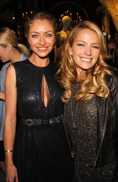 Rebecca Gayheart and Becki Newton at the Grand Opening of Monique Lhuillier's New Boutique. Monique Lhuillier, Los Angeles, CA. 10-10-07 — Stock obrázek