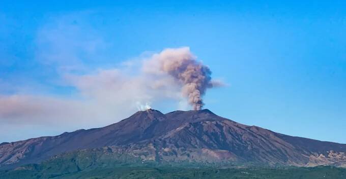 VIDEO: Sopka Etna opět vybouchla. Sicílie čelí mrakům popela