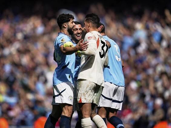 Na snímke hráči Manchesteru City sa radujú z gólu