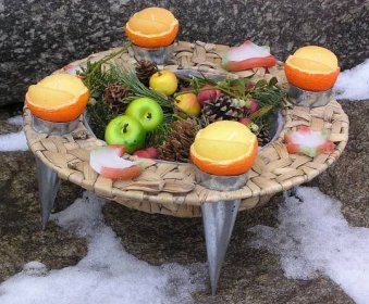 Aranžmá s umělými jablíčky a mandarinkovými svíčkami.