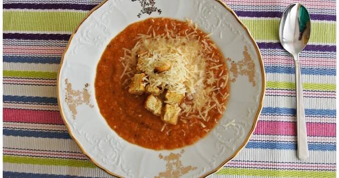 Lilková polévka s parmezánem a krutony