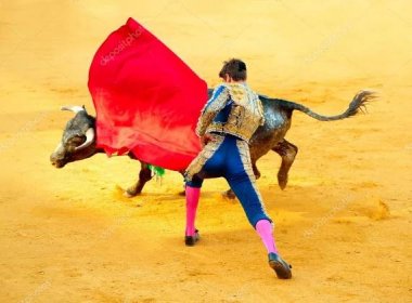 Corrida. Matador bojuje v typické španělské koridy — Stock Fotografie © Subbotina #29984105