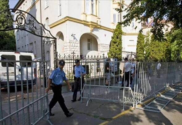 Slováci vs. Maďaři: zápalné láhve na ambasádě a vytočený Slota