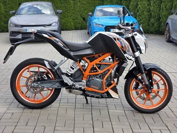 Na prodej KTM Duke 390, původ ČR, serviska, padací rámy, blastery