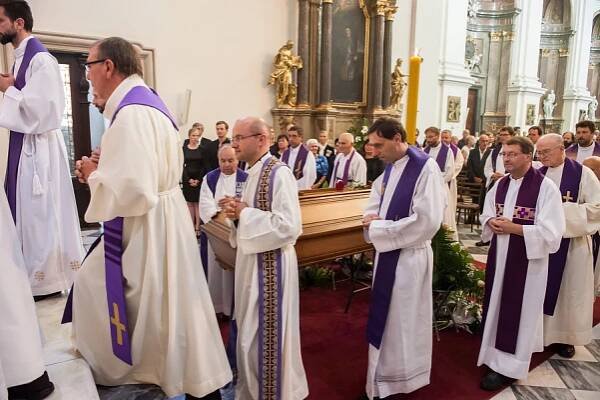 Pohřeb otec Jan Kabeláč 2015 | Farnost Brno - Židenice u kostela sv. Cyrila a Metoděje
