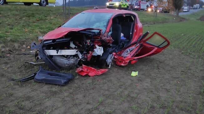 Jeden člověk zemřel při nehodě u Cehnic, dva další lidé byli zraněni