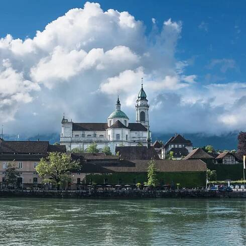 Blick über die Aare auf eine Kirche