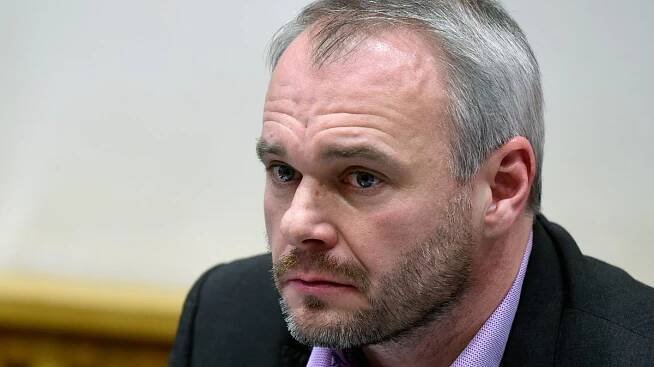 Devatenáct obvinění kvůli čachrům se zakázkami, je mezi nimi i starosta Chomutova