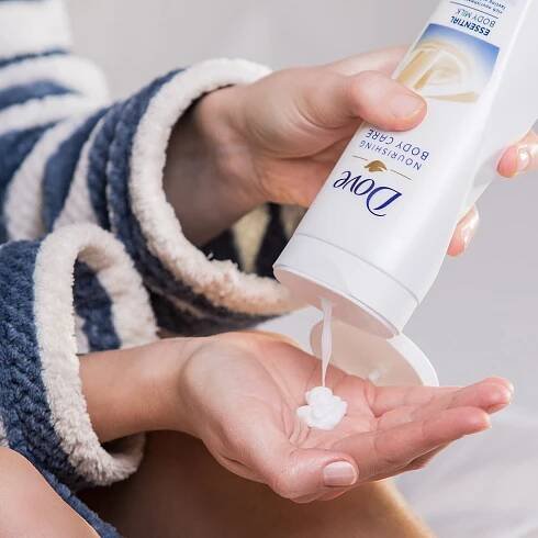 Pečujte o své ruce ;)  https://www.notino.cz/dove/essential-nourishment-telove-mleko-pro-suchou-pokozku/ Krém Na Ruce, Části Těla, Výživa, Krém