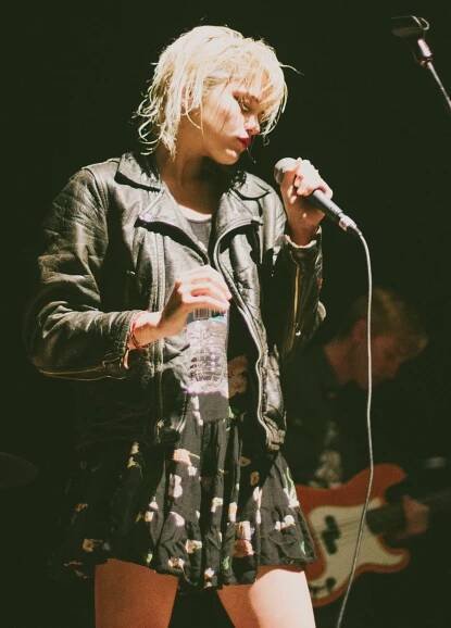 Soubor:Sky Ferreira 2 2013.jpg – Wikipedie