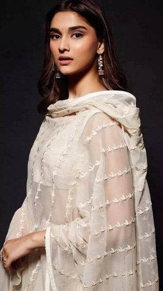 Saiee Manjrekar radiates timeless charm in elegant traditional attire