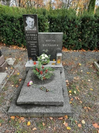 Památku významných osobností si Josef Kraus uctil položením kytičky a svíčky