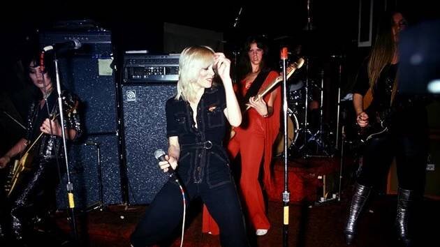 Zleva Joan Jettová, Cherie Currie, Jackie Foxová, Lita Fordová. Skupina The Runaways  pustila do hudebního světa holky. Jenže u nich to byl ještě autentický projev rebelie. Pak nastoupil byznys.