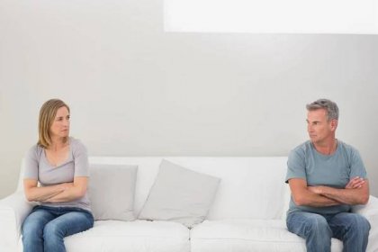 Nešťastný pár nemluvit po hádce doma