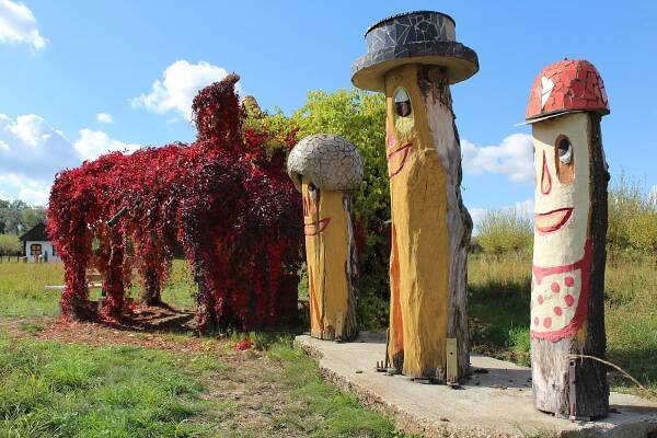 FOTO: Galerie pod širým nebem u Černilova hraje barvami a přibyla k ní další