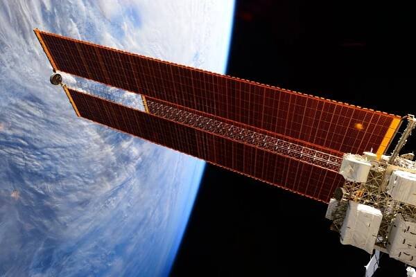 Sonda Juno napájená solárními panely u Jupiteru – Kosmonautix.cz