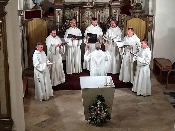 Schola Gregoriana Pragensis – druhý koncert 10. hudebního festivalu u sv. Ludmily – Farnost Chvaly