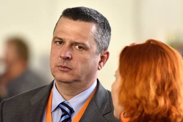 Na Českou poštu nově dohlíží šedá eminence ČSSD. ‚Jde o zkušeného odborníka,‘ brání se kritice vnitro