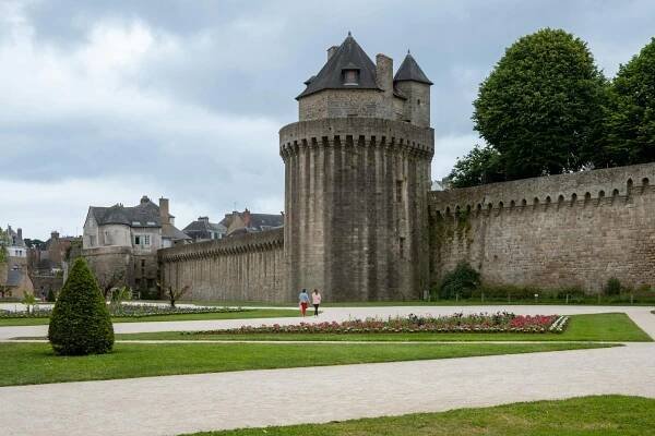 bezplatná Prozkoumejte historické hradby Vannes v Bretani s bujnými zahradami a středověkou architekturou. Základová fotografie