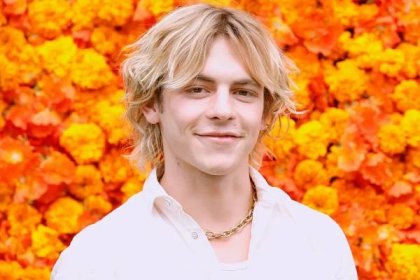Who is Ross Lynch dating now? Does he have a girlfriend?