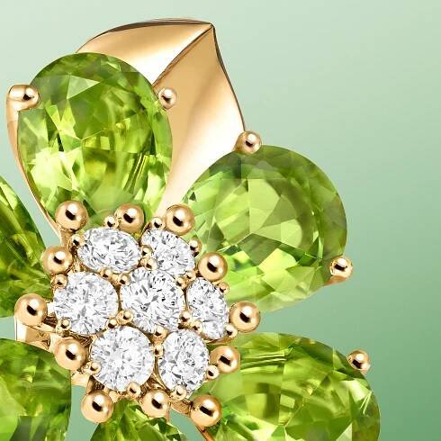 Fleurs d’Hawaï ring, large model, yellow gold, peridots, diamonds. Fleurs d'Hawaï collection, Van Cleef & Arpels.