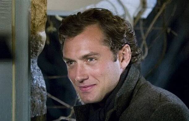 O broadwayské ceny Tony se uchází Jude Law, ve hře je i Zeta-Jonesová