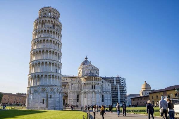 Pisa, Itálie. 10. května2019. Pohled na věž Pisa v Pise, Itálie. Lidé chodí po věži a fotí. Věž Pisa během jasného slunečného dne. — Stock obrázek
