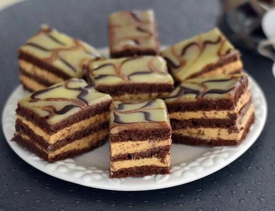 Kakaový piškot s karamelovým krémem: Mnohem chutnější než míša a punčové řezy - tenhle recept si uložte a neztraťte!