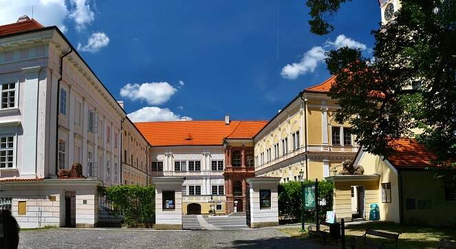 Soubor:Vlašim zámek celek 2 panorama.jpg
