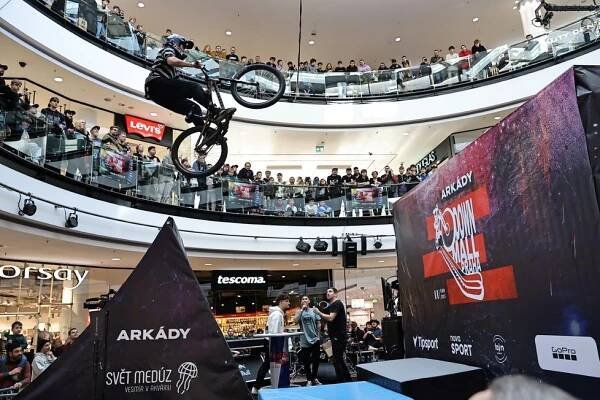 Extrémní závod DownMall se vrátil do Prahy: Bikeři létali nákupákem!