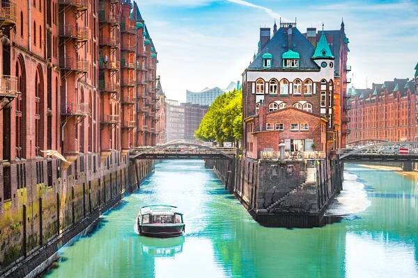 hamburk speicherstadt s vyhlídkovou výletní lodí v létě, německo - hamburk německo - stock snímky, obrázky a fotky