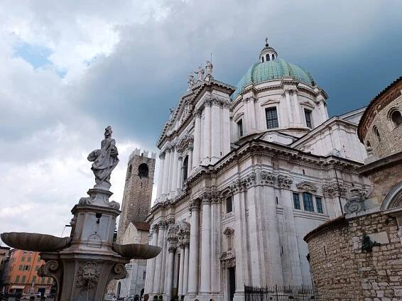 piazza paolo vi brescia lombardia italia