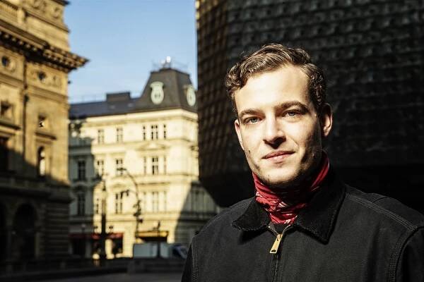 Díky tátovi a jeho jménu to mám jednodušší, tvrdí herec Cyril Dobrý