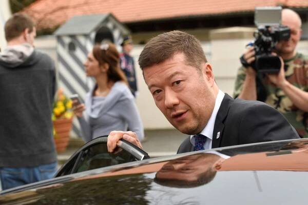 „Jako děti na pískovišti.“ Okamurovi se hroutí SPD, straníci se štěkají kvůli volbám i vedení
